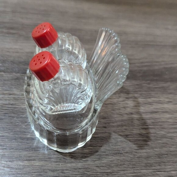 Mini Vintage 1940s Clamshell Glass Salt & Pepper Shakers Red Lids Feather Tray S - Picture 4 of 5